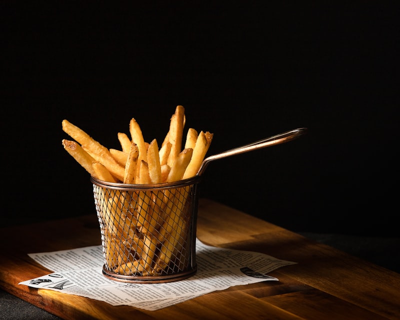 Batata frita sequinha coberta com queijo cheddar cremoso e bacon crocante