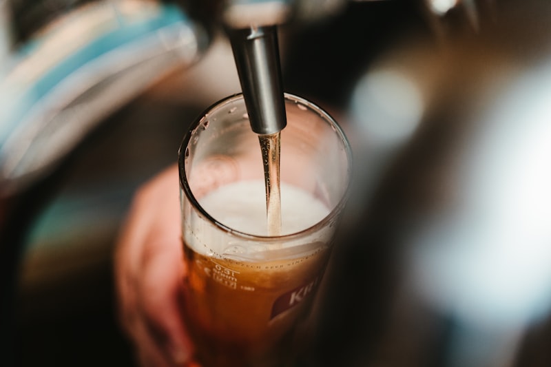 Copo de chopp artesanal gelado servido com colarinho cremoso