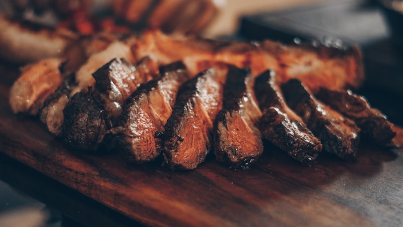 Picanha nobre fatiada na chapa com alho e queijo